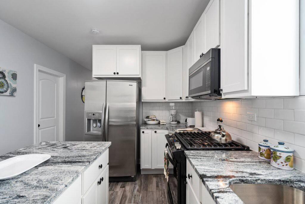 Newly Rehabbed Greystone With 2 Private Apartments, Backyard, Garage, Laundry, Close To Expressway Chicago Exterior photo