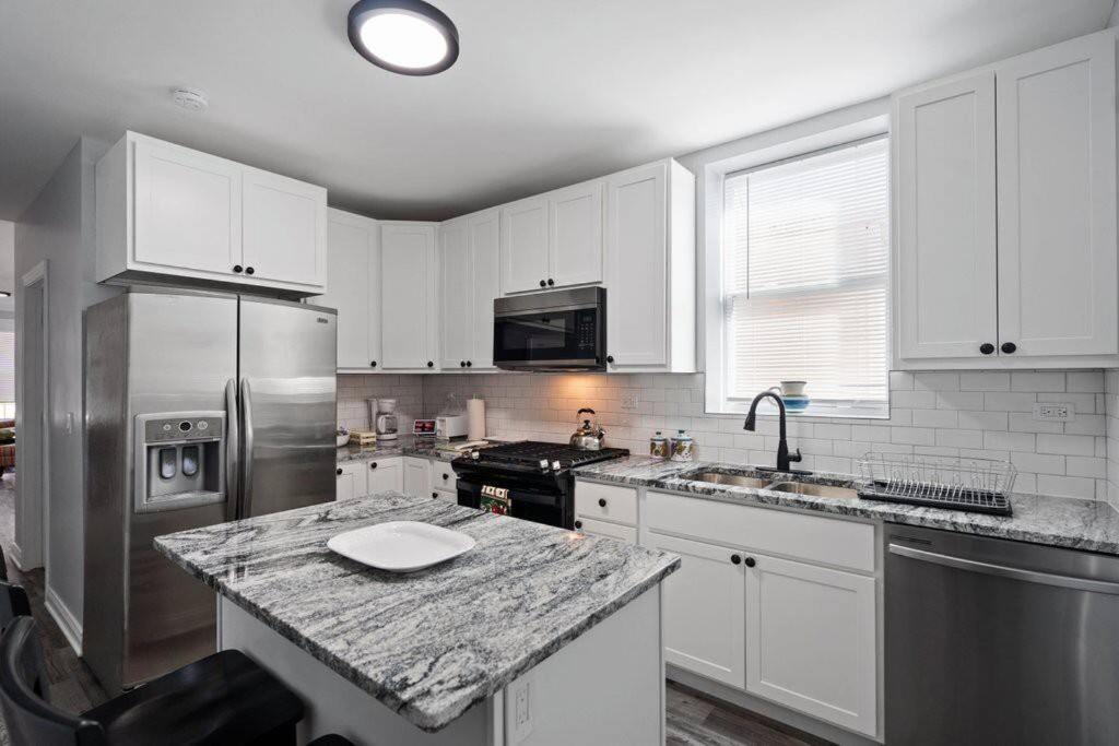 Newly Rehabbed Greystone With 2 Private Apartments, Backyard, Garage, Laundry, Close To Expressway Chicago Exterior photo