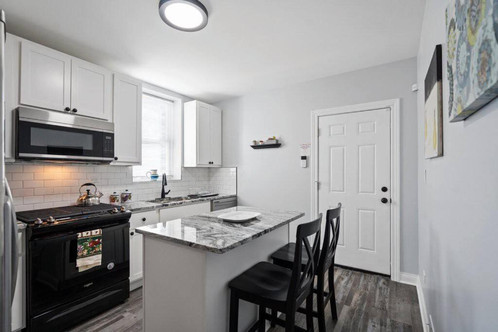 Newly Rehabbed Greystone With 2 Private Apartments, Backyard, Garage, Laundry, Close To Expressway Chicago Exterior photo
