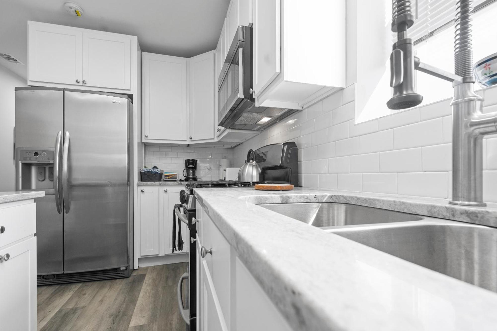 Newly Rehabbed Greystone With 2 Private Apartments, Backyard, Garage, Laundry, Close To Expressway Chicago Exterior photo