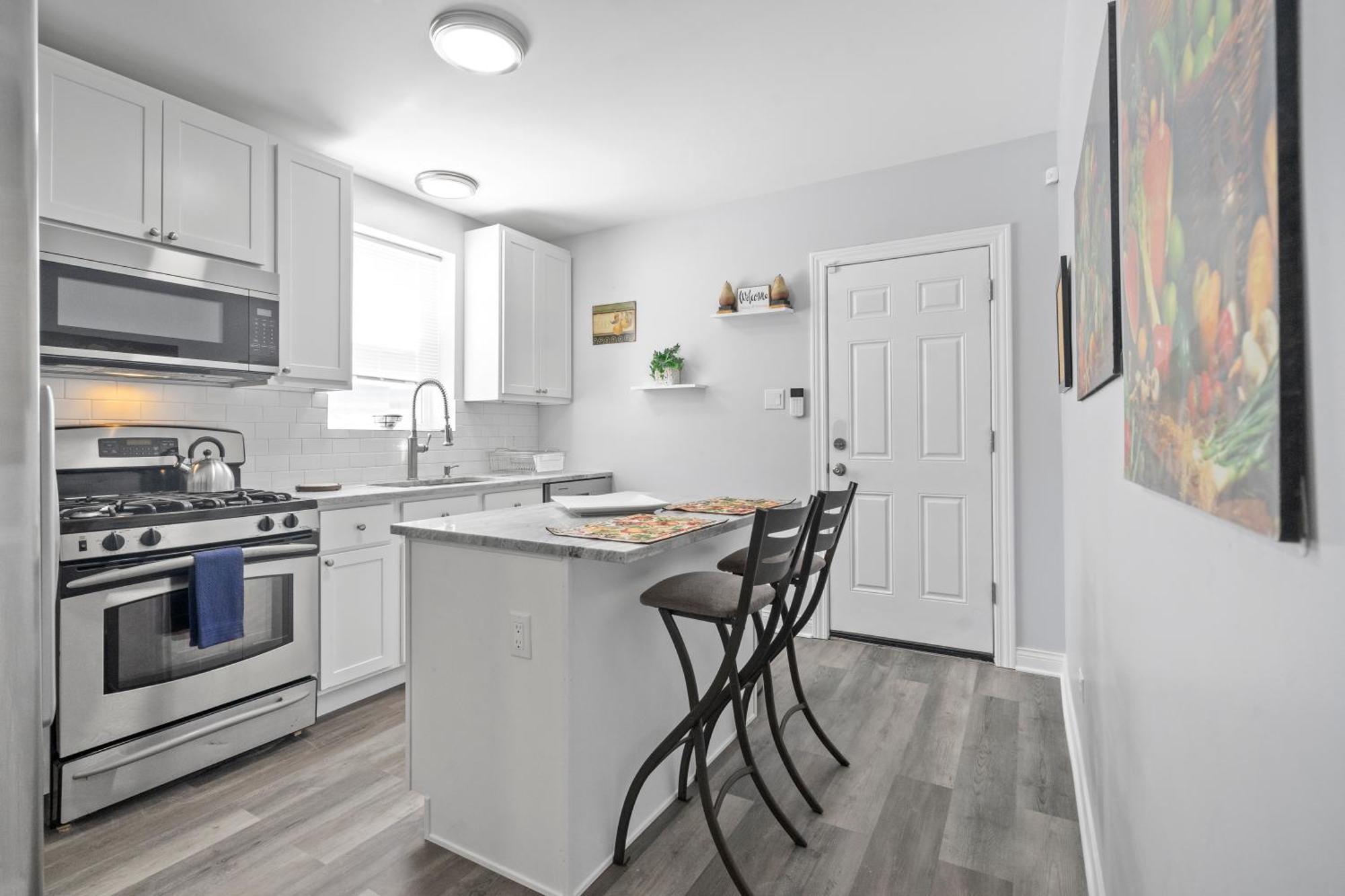 Newly Rehabbed Greystone With 2 Private Apartments, Backyard, Garage, Laundry, Close To Expressway Chicago Exterior photo